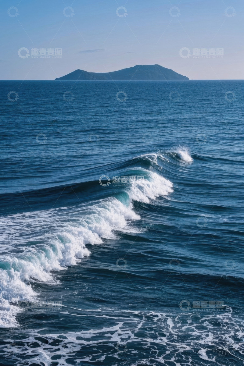 高清大图下载【趣麦麦图】蓝色海洋中的波浪与远处岛屿