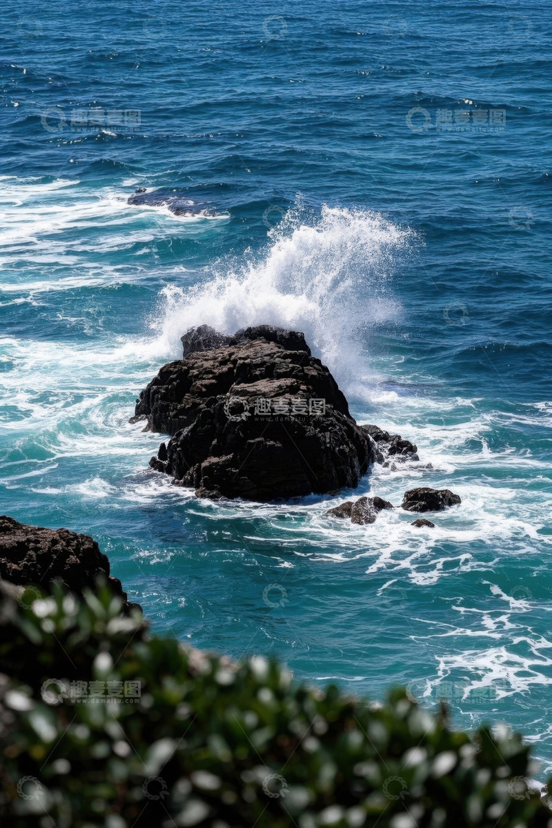 高清大图下载【趣麦麦图】海浪拍打礁石的海洋景象