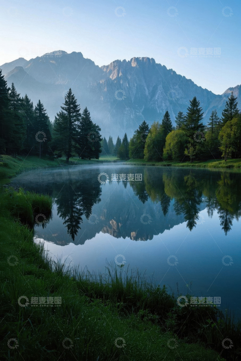 高清大图下载【趣麦麦图】山林间宁静的湖泊自然景观