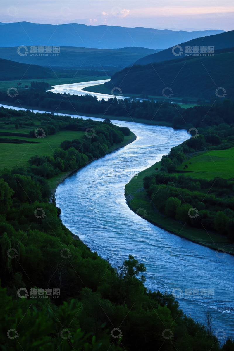 高清大图下载【趣麦麦图】蜿蜒河流与周边山林景观