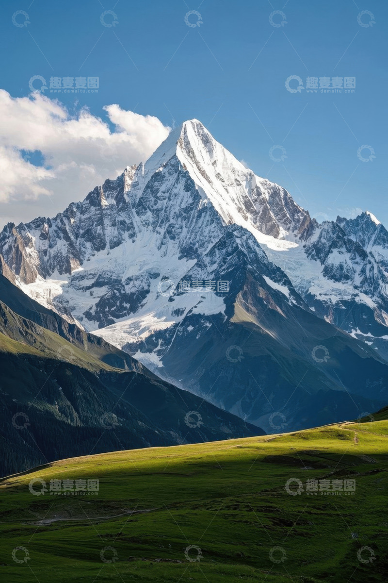 高清大图下载【趣麦麦图】雪山下的绿色草地风景