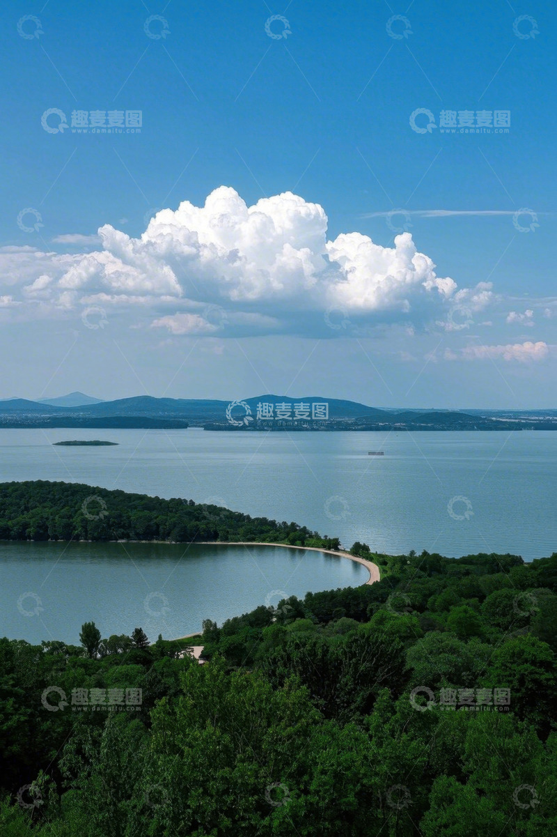 高清大图下载【趣麦麦图】湖畔森林与蓝天白云景观