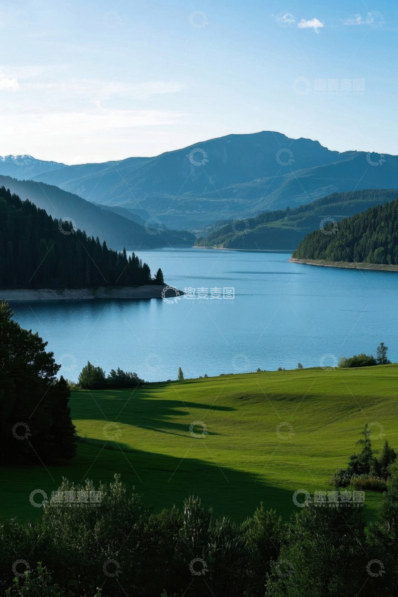 高清大图下载【趣麦麦图】山林间的宁静湖泊风光