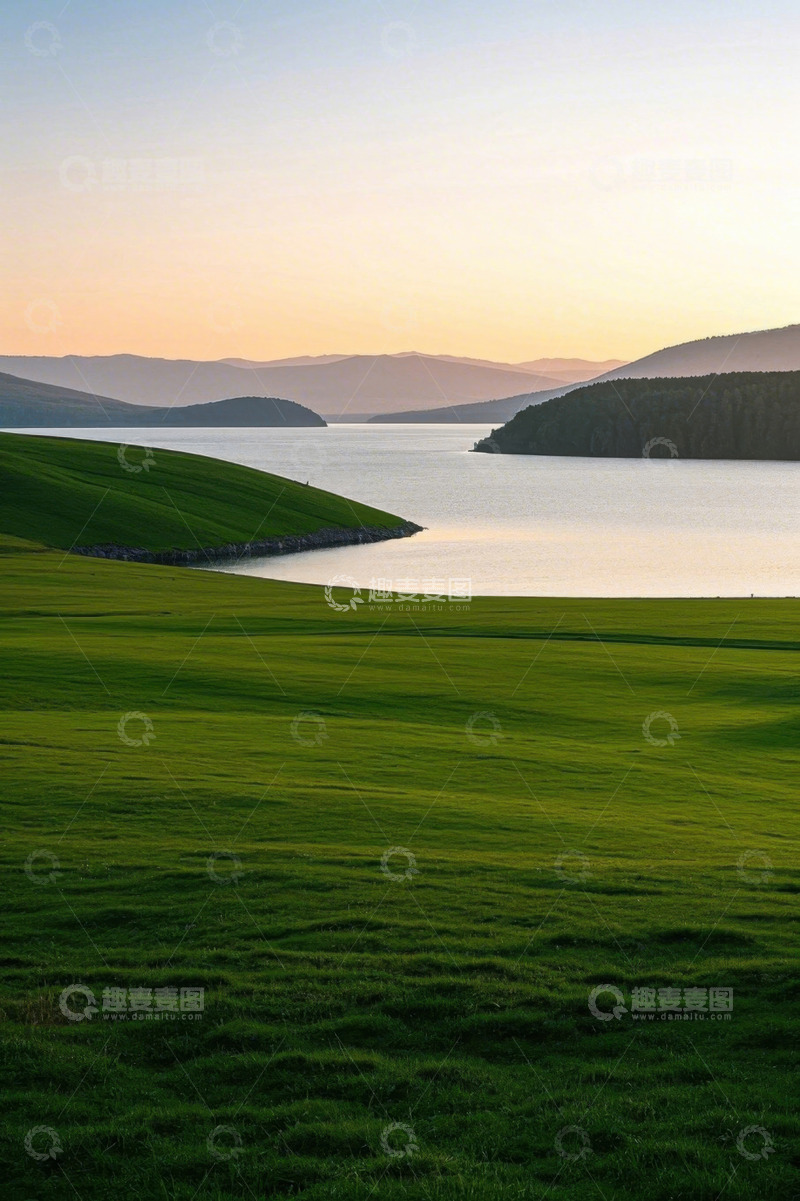 高清大图下载【趣麦麦图】草原湖泊与远山黄昏景致
