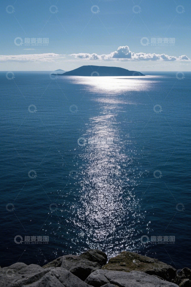 高清大图下载【趣麦麦图】海面波光粼粼远处岛屿景观