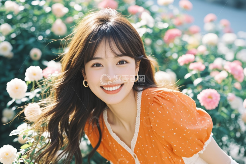 高清大图下载【趣麦麦图】户外花丛中微笑的女性