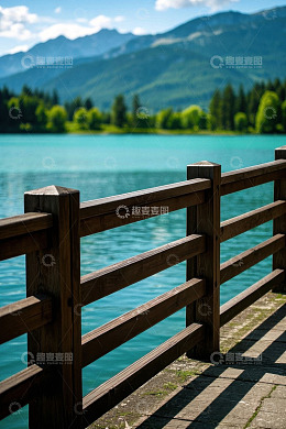 湖边木栏杆与远山风景