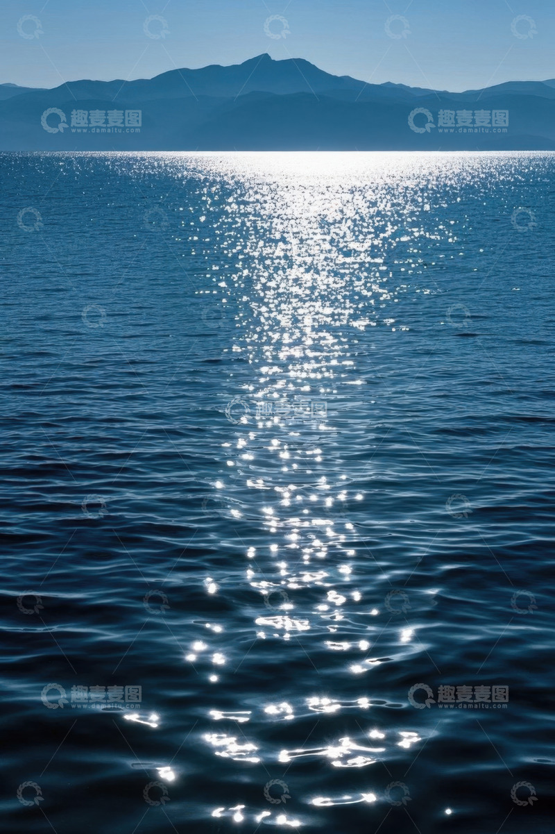 高清大图下载【趣麦麦图】波光粼粼的海面与远山景观