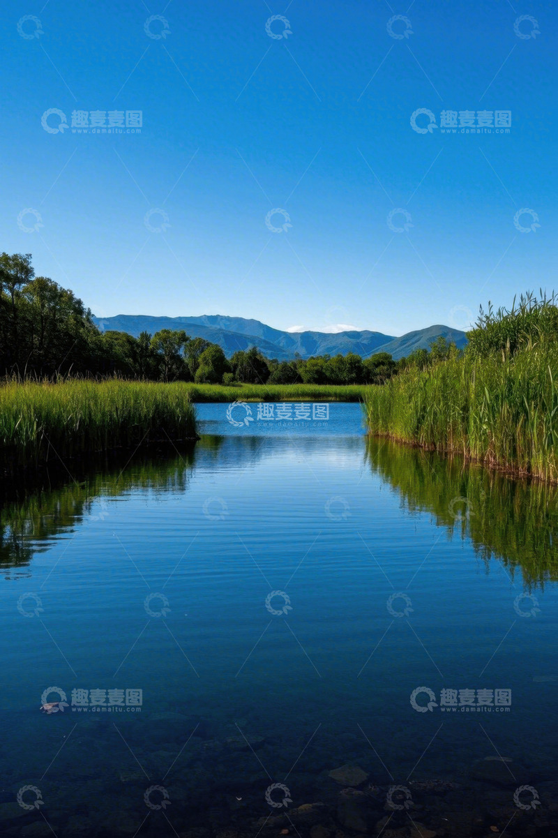 高清大图下载【趣麦麦图】户外宁静湖泊与远山景观