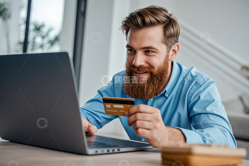 高清大图下载【趣麦麦图】男子持信用卡使用笔记本电脑购物