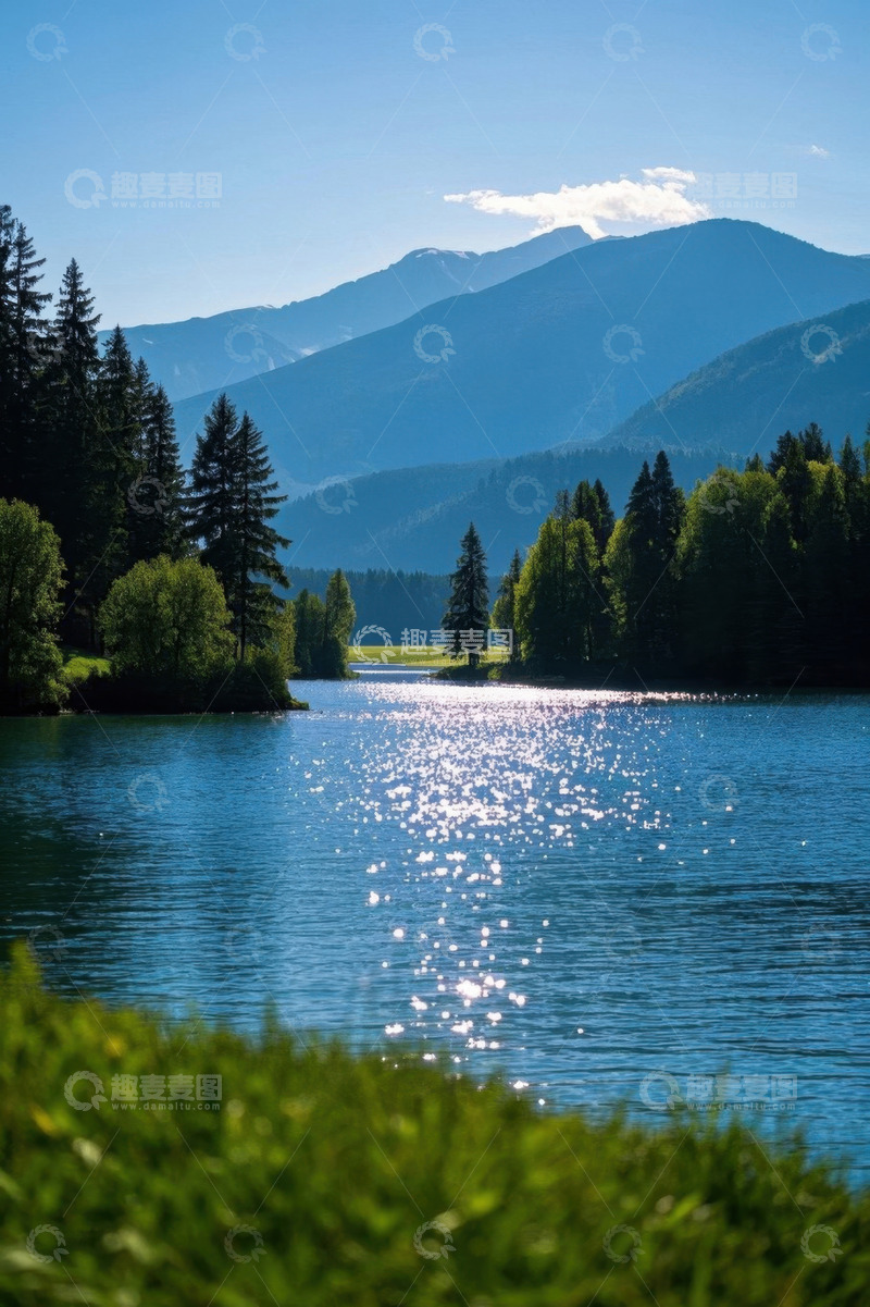 高清大图下载【趣麦麦图】山林间波光粼粼的湖泊风光