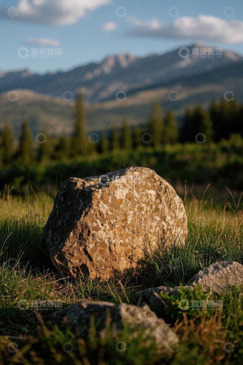 高清大图下载【趣麦麦图】草地巨石与远山自然景观