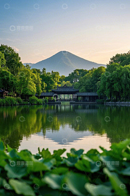 湖边中式建筑与山林风景