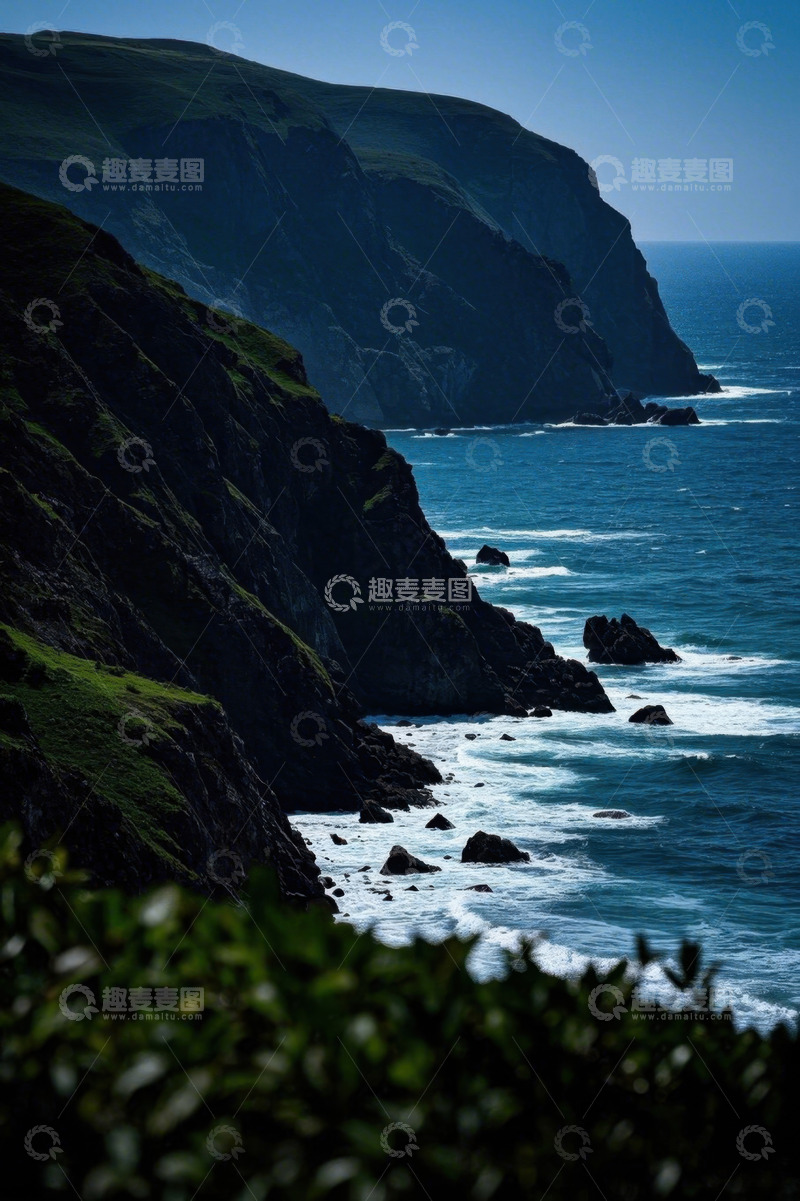 高清大图下载【趣麦麦图】海岸边陡峭悬崖与蓝色海洋