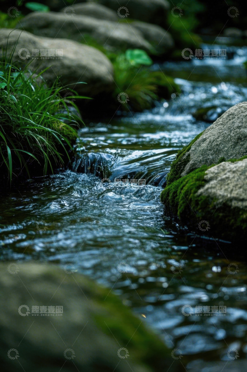 高清大图下载【趣麦麦图】潺潺溪流与岸边岩石景观