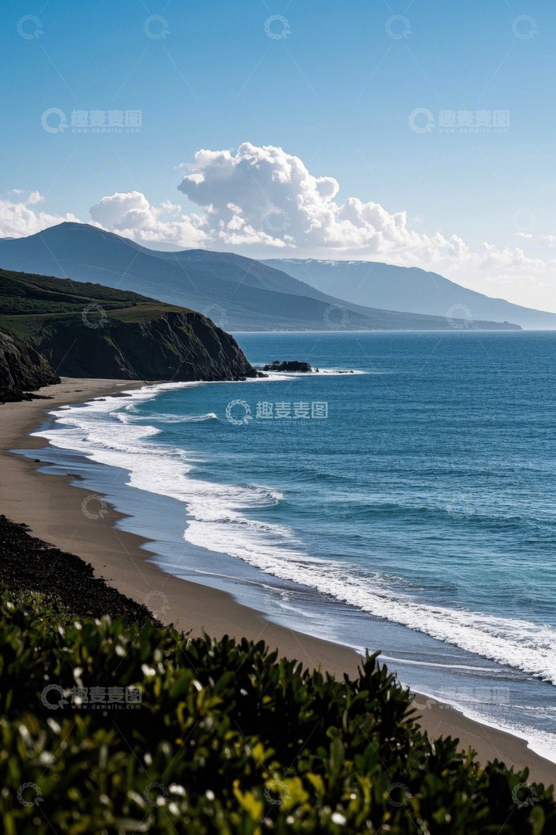 高清大图下载【趣麦麦图】海岸边沙滩与远山海洋景观