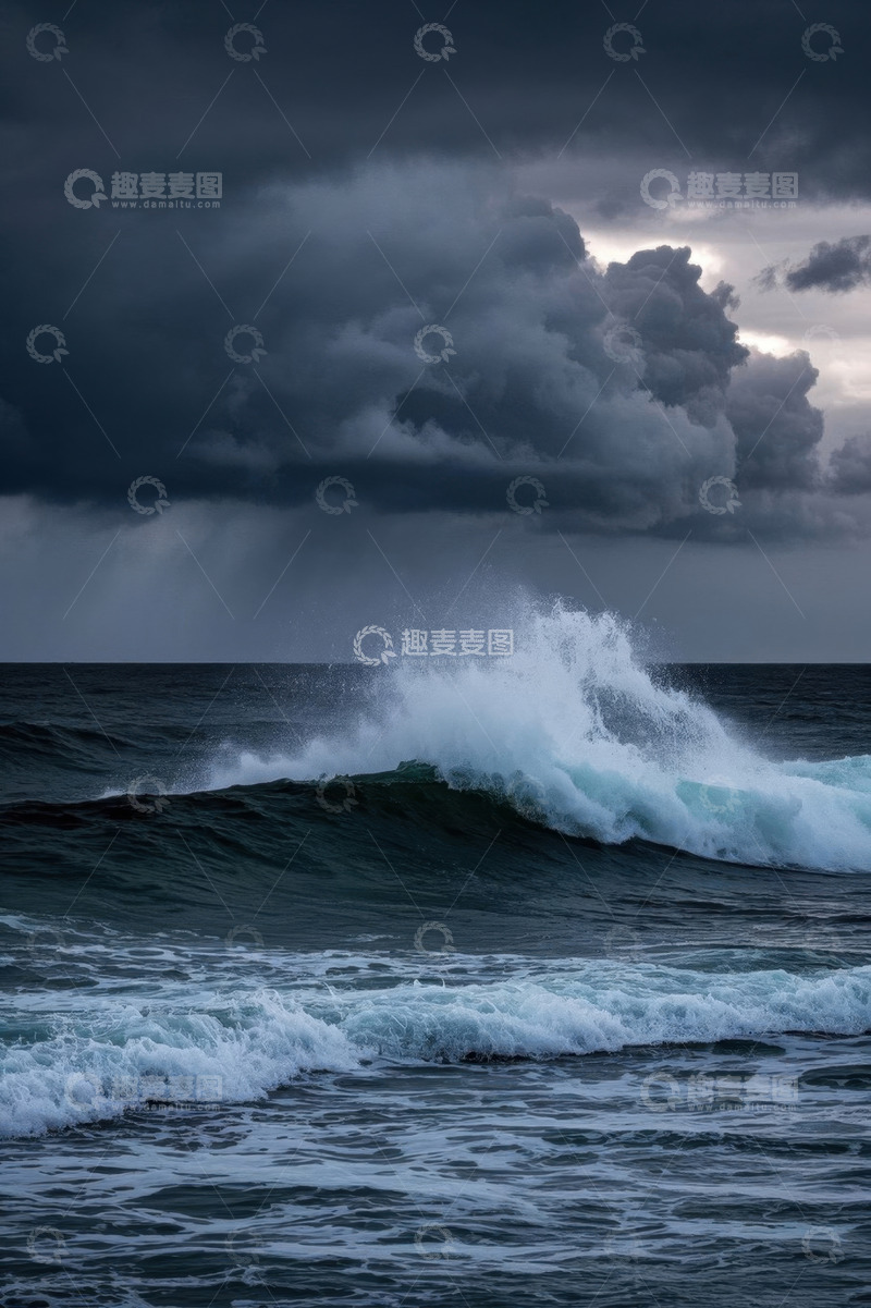 高清大图下载【趣麦麦图】海上乌云下翻涌的波浪