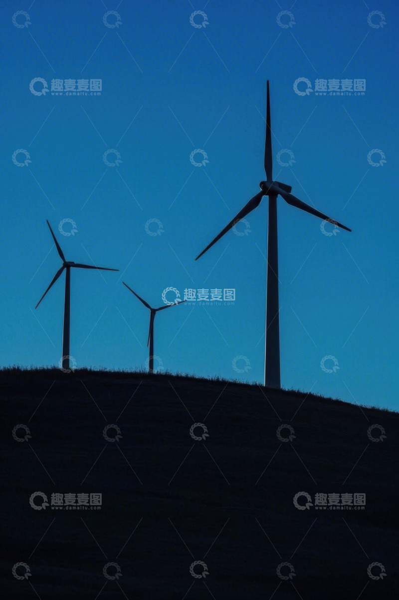高清大图下载【趣麦麦图】山丘上的风力发电机