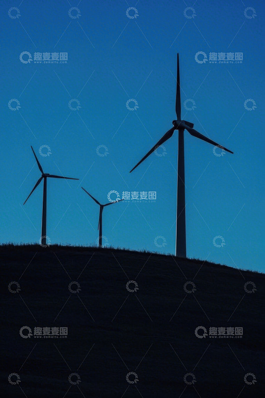 山丘上的风力发电机