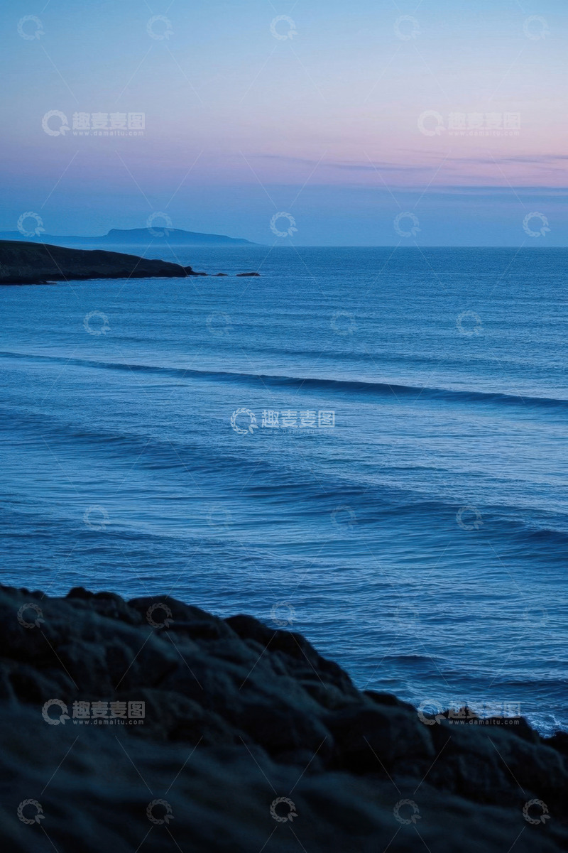 高清大图下载【趣麦麦图】海边暮色中的海浪与礁石