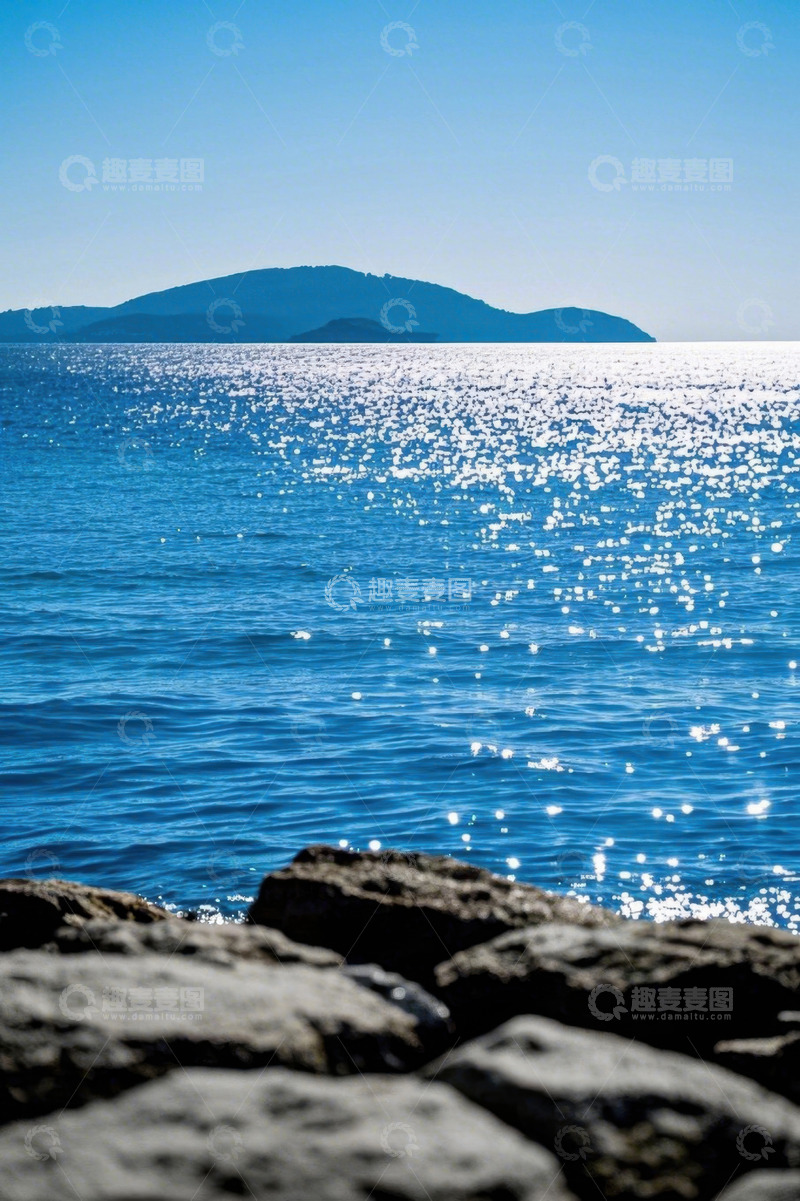 高清大图下载【趣麦麦图】海边礁石与波光粼粼的海面