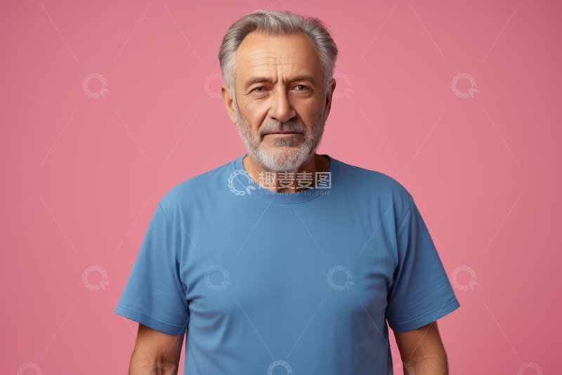 高清大图下载【趣麦麦图】穿蓝色T恤的老年男性肖像