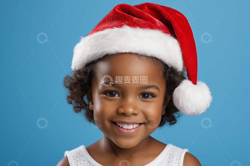 高清大图下载【趣麦麦图】戴圣诞帽微笑的小女孩