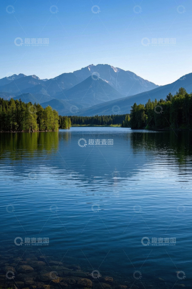 高清大图下载【趣麦麦图】山林间平静湖水自然风光