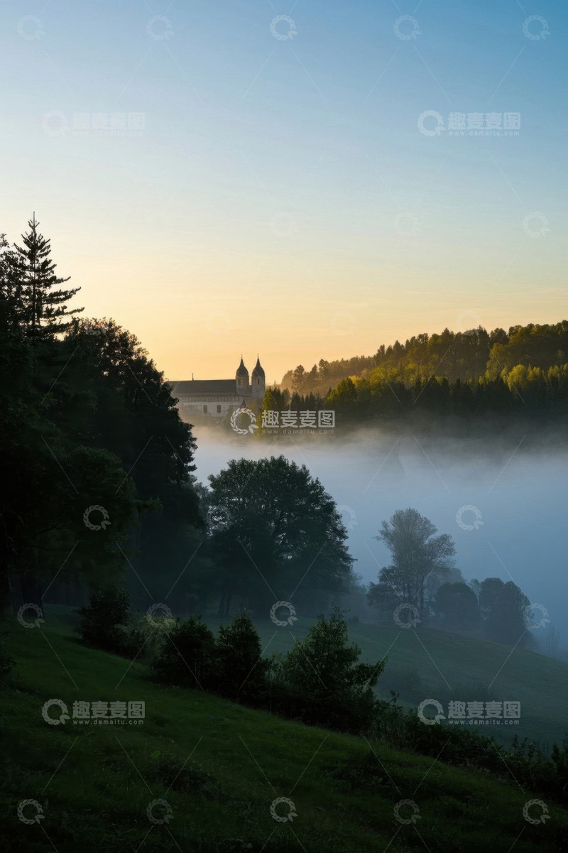 高清大图下载【趣麦麦图】晨雾中森林与远处建筑景观