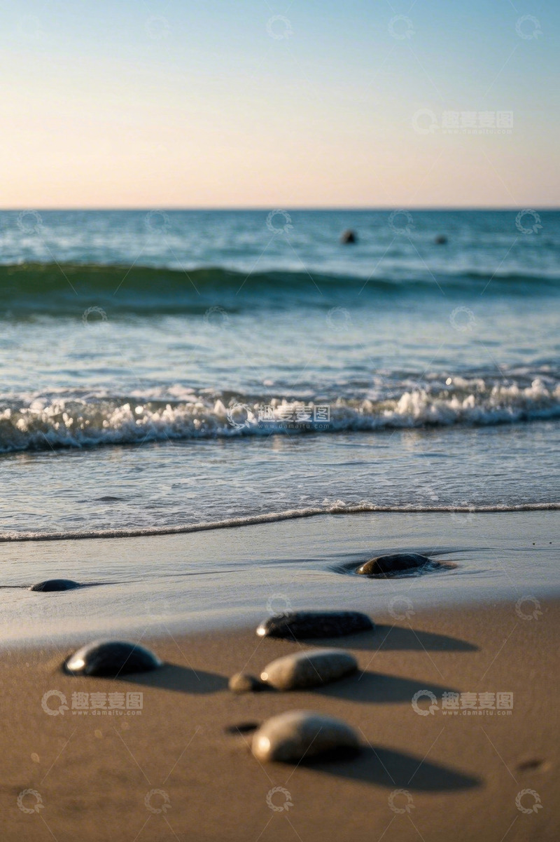 高清大图下载【趣麦麦图】海滩海浪与沙滩上的鹅卵石