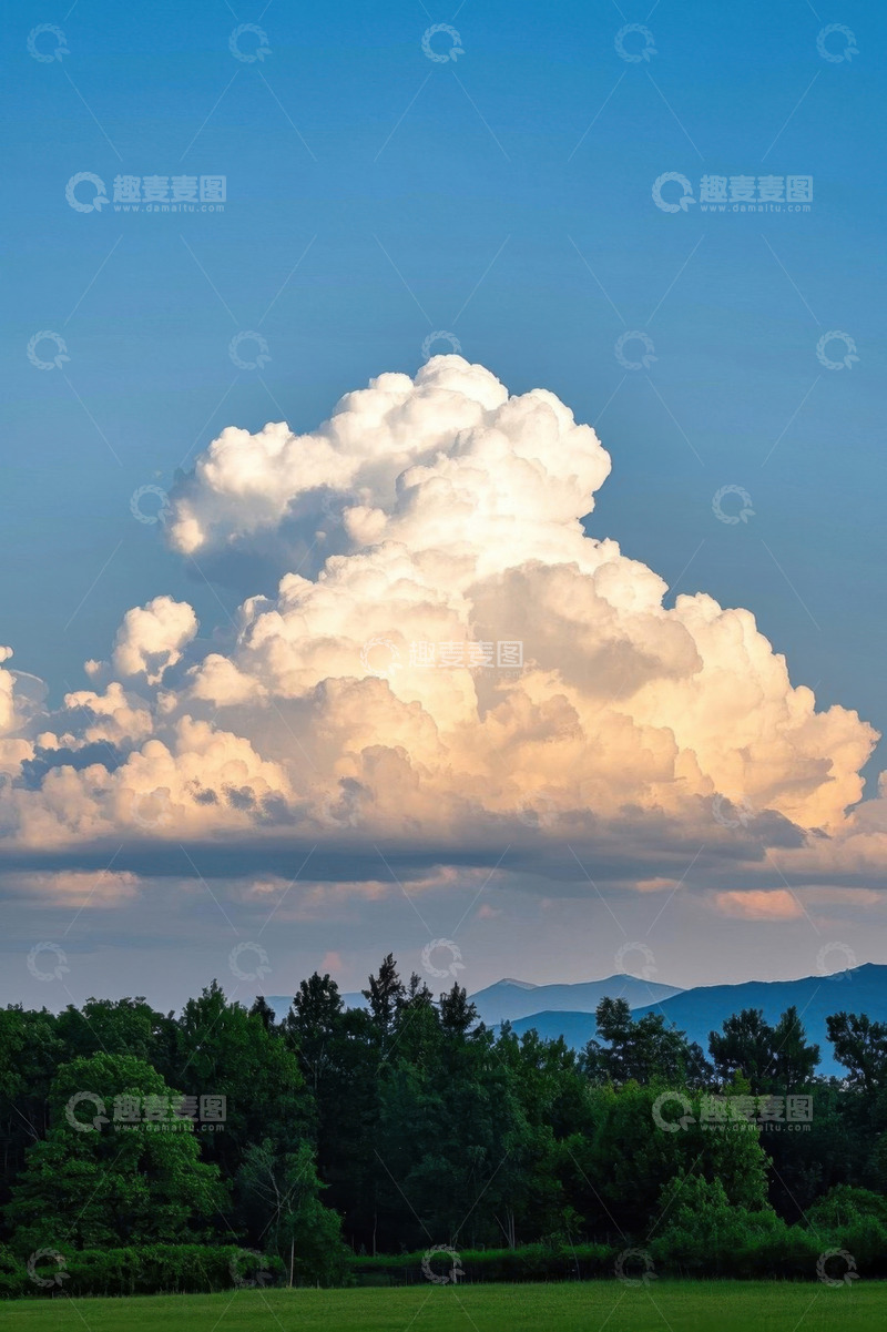 高清大图下载【趣麦麦图】蓝天白云下的森林与远山景观