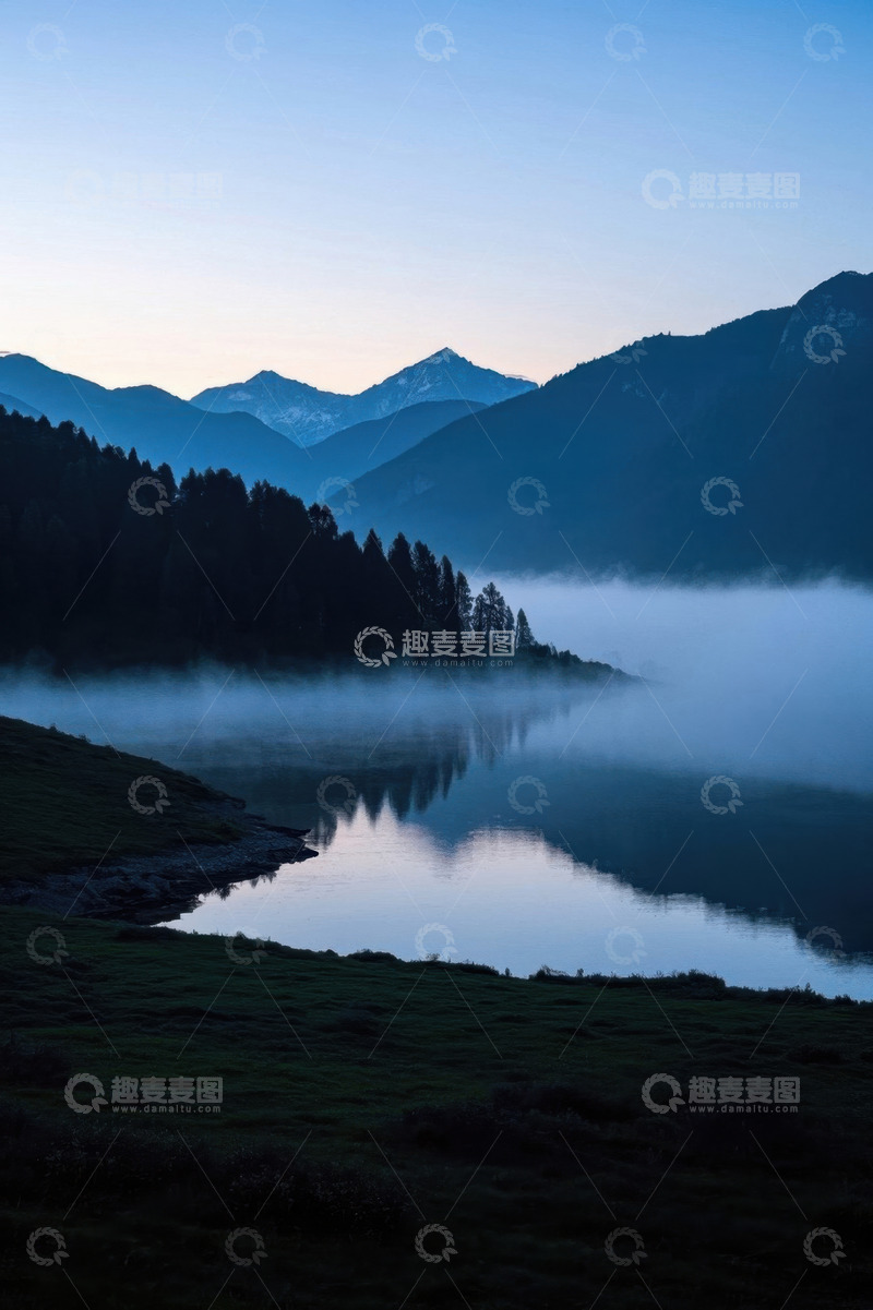 高清大图下载【趣麦麦图】山间晨雾笼罩的湖泊与森林