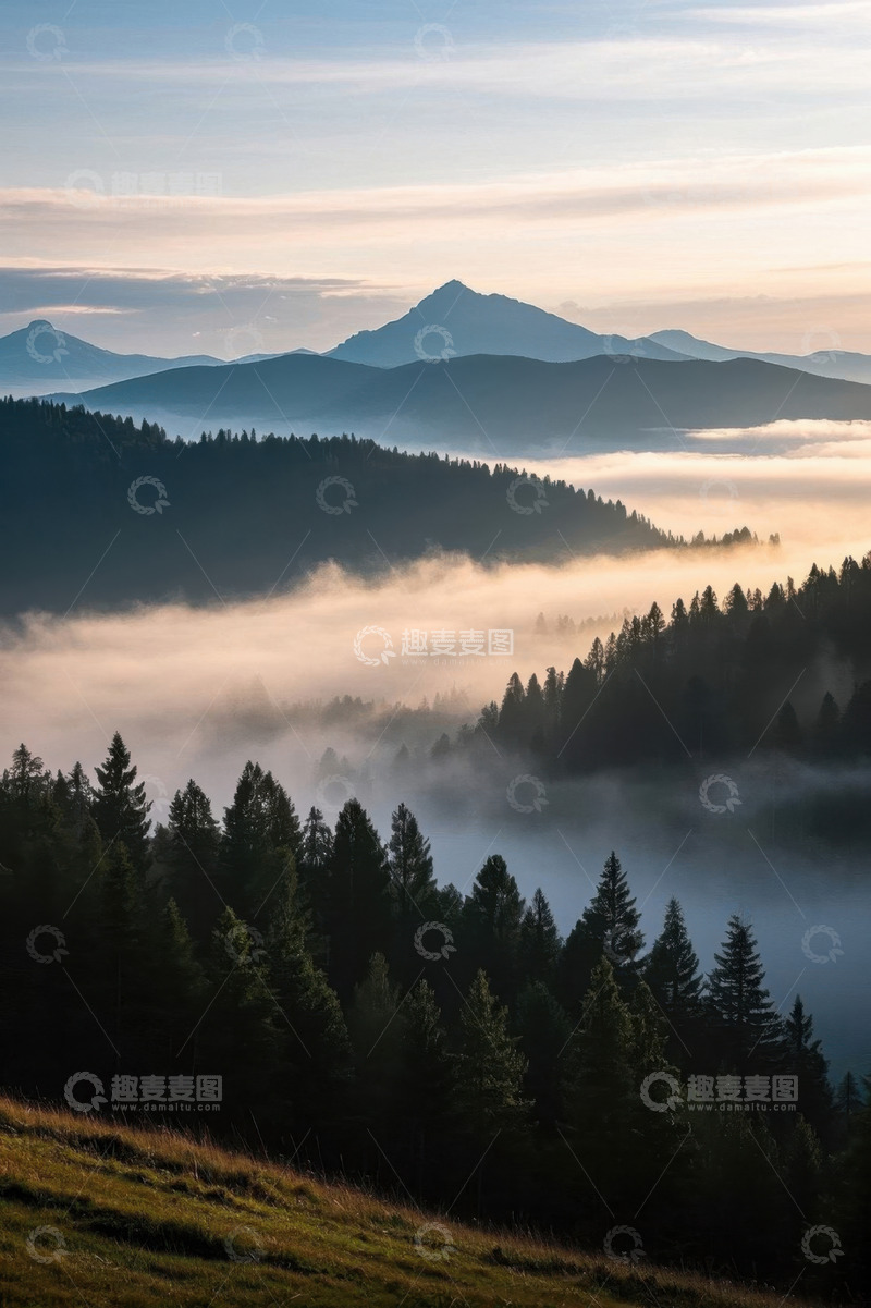 高清大图下载【趣麦麦图】山林间云雾缭绕的自然景观