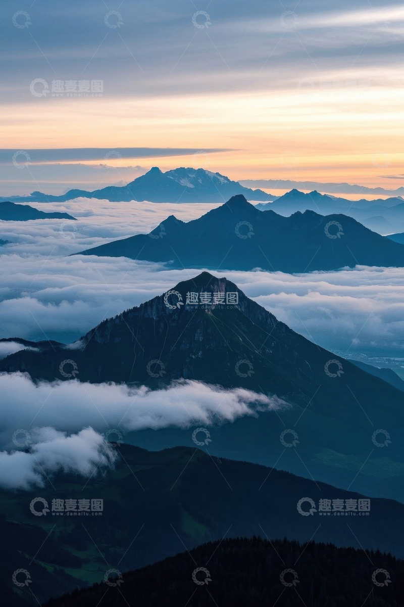 高清大图下载【趣麦麦图】云海环绕的连绵山脉景观