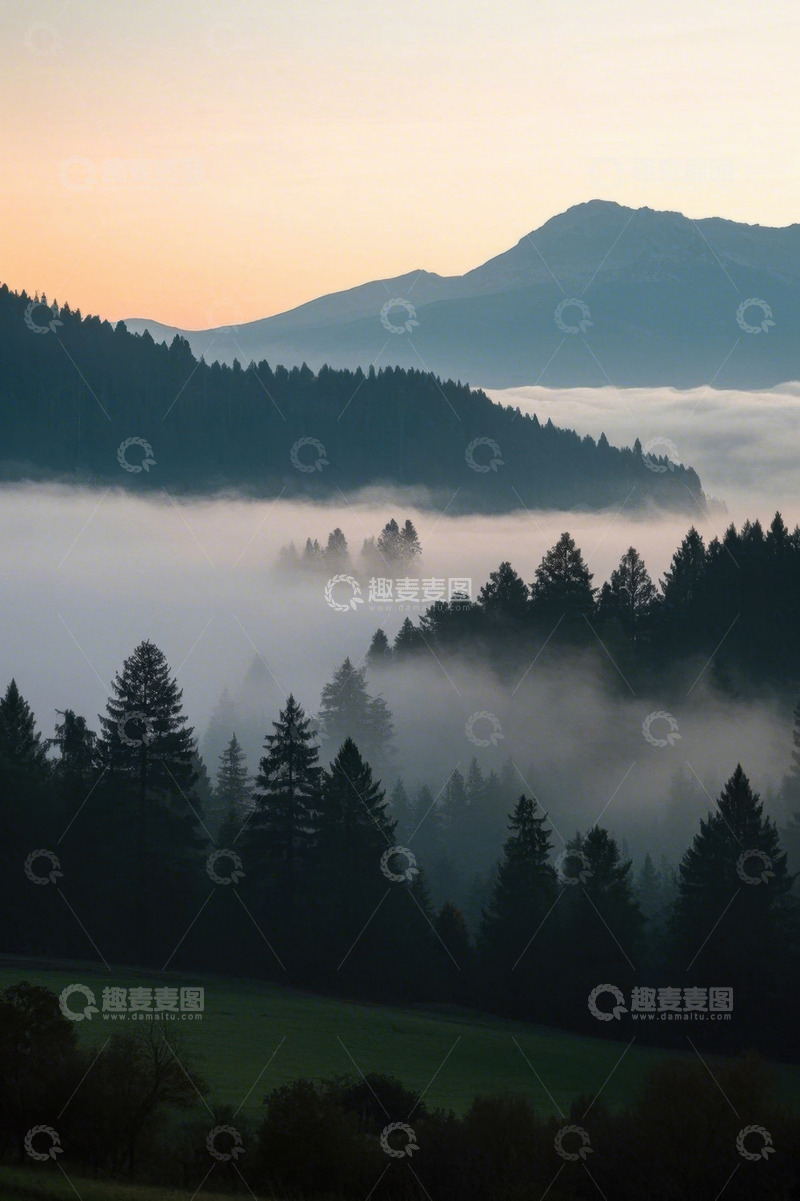 高清大图下载【趣麦麦图】山林间晨雾弥漫的自然景观