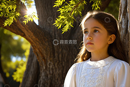 户外树下的美丽女孩