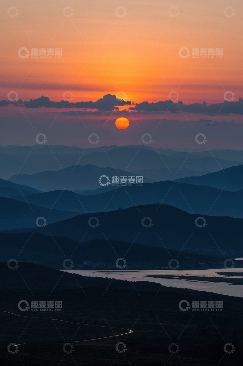 高清大图下载【趣麦麦图】日落时分山峦与河流景观