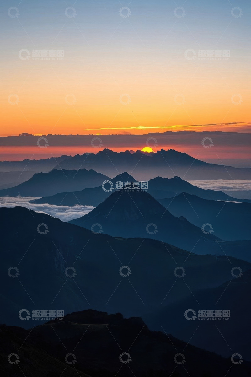 高清大图下载【趣麦麦图】山间日出壮丽全景