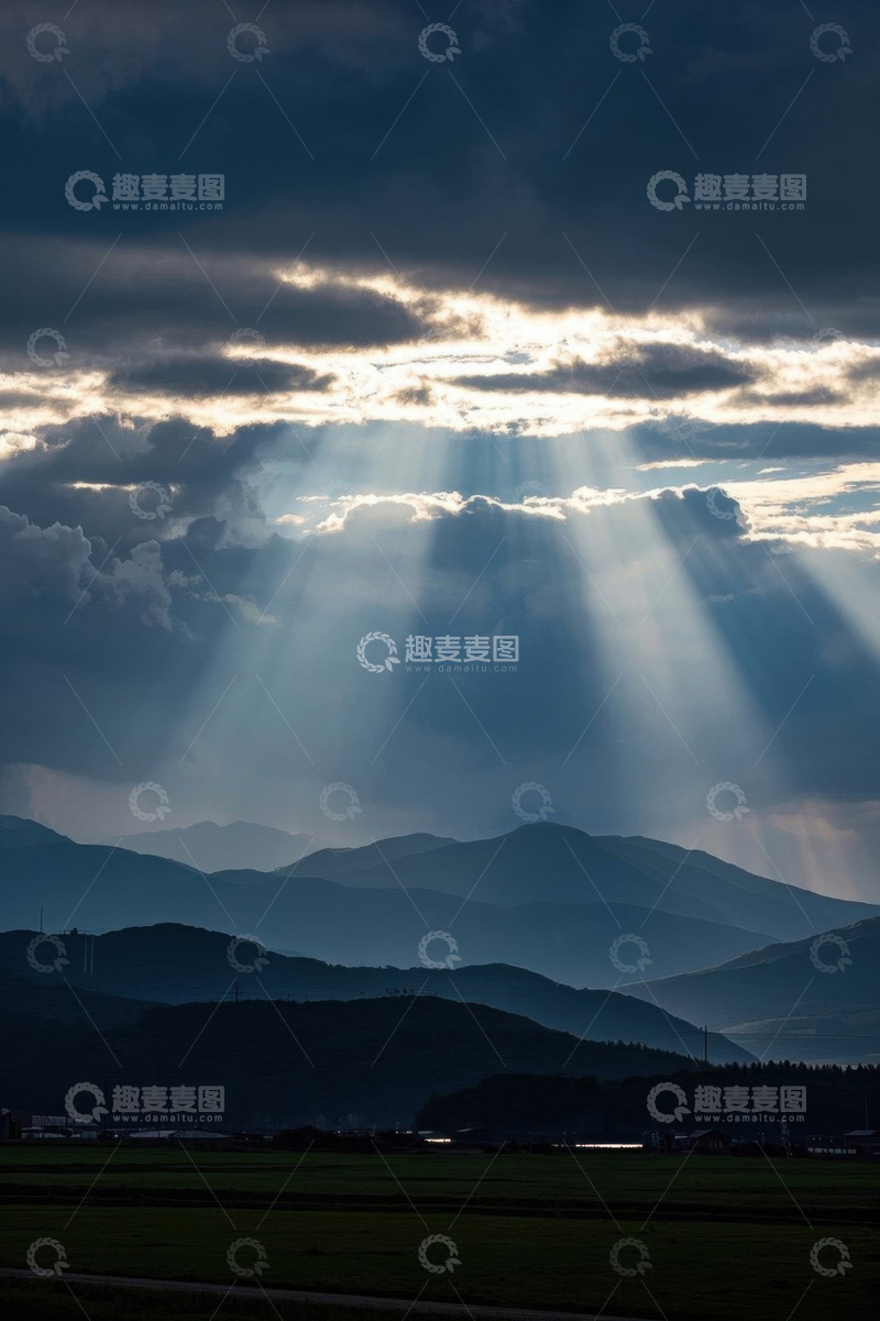 高清大图下载【趣麦麦图】山间云层缝隙中透出的耶稣光