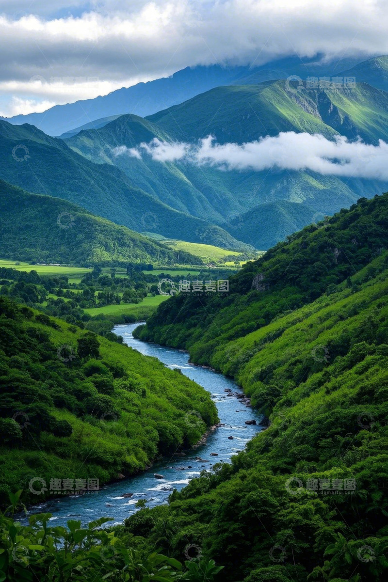 高清大图下载【趣麦麦图】山间河流与葱郁山林景观