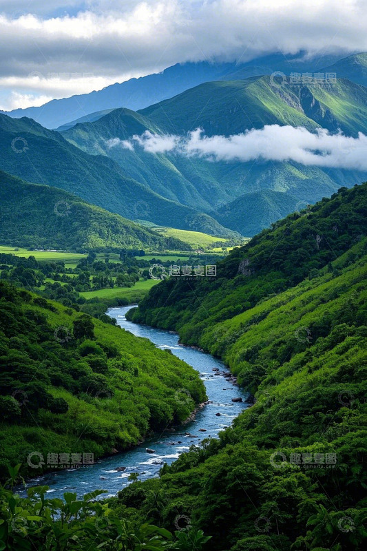 山间河流与葱郁山林景观
