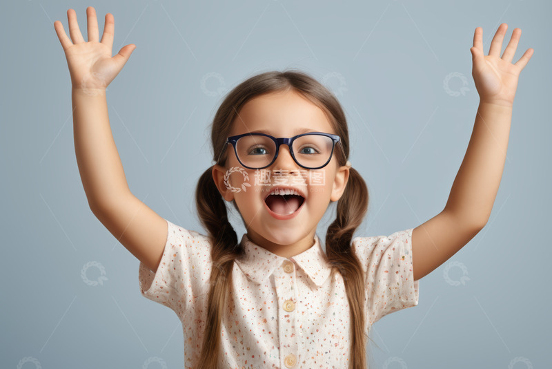 高清大图下载【趣麦麦图】戴眼镜女孩开心举手