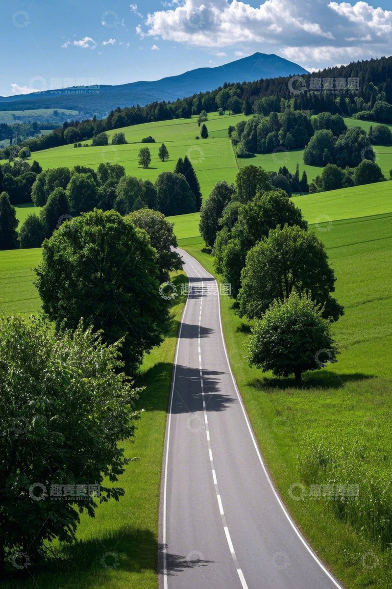 高清大图下载【趣麦麦图】乡间公路两侧绿意盎然风景