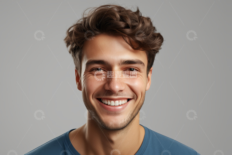 高清大图下载【趣麦麦图】微笑男子的半身肖像素材