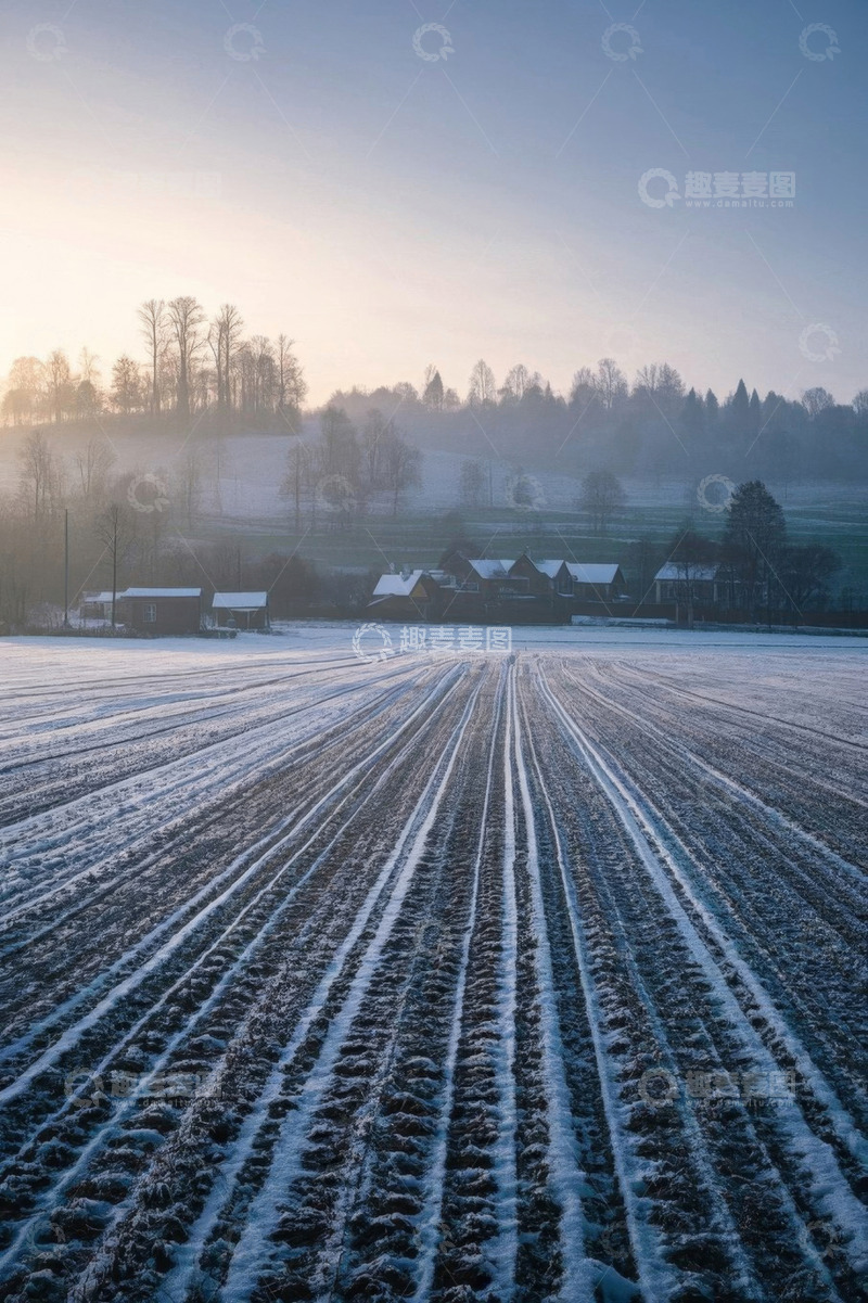 高清大图下载【趣麦麦图】冬日雪覆盖的田野与村庄景象