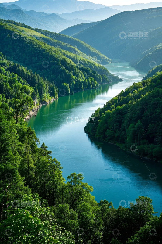 青山绿水间的河谷风光