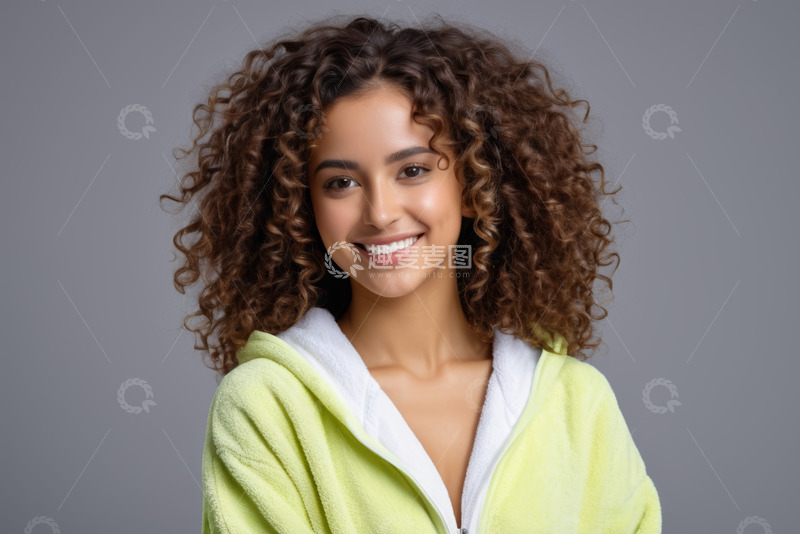 高清大图下载【趣麦麦图】微笑卷发女孩穿黄绿色卫衣