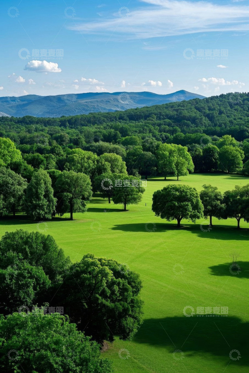 高清大图下载【趣麦麦图】开阔绿野与远处山峦景观
