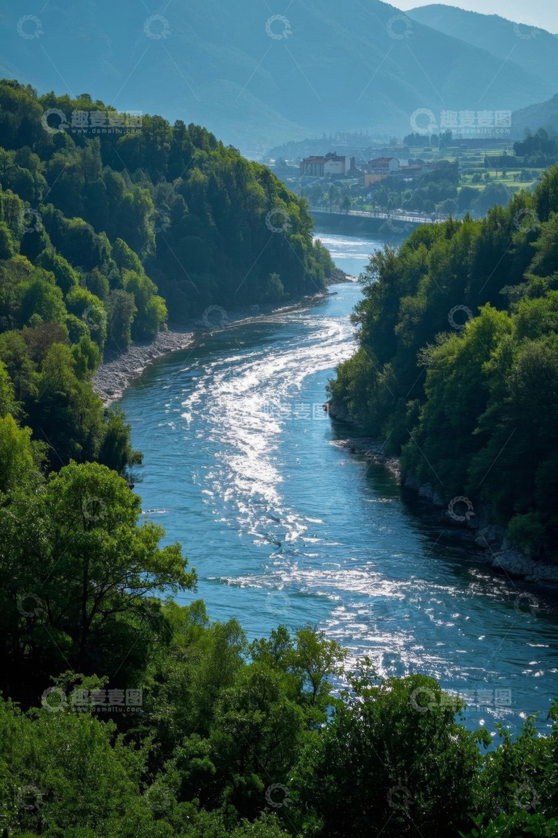 高清大图下载【趣麦麦图】河谷间河流与茂密森林景观