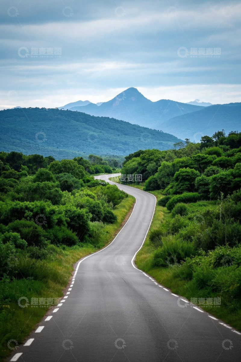 高清大图下载【趣麦麦图】蜿蜒道路穿行于山林间